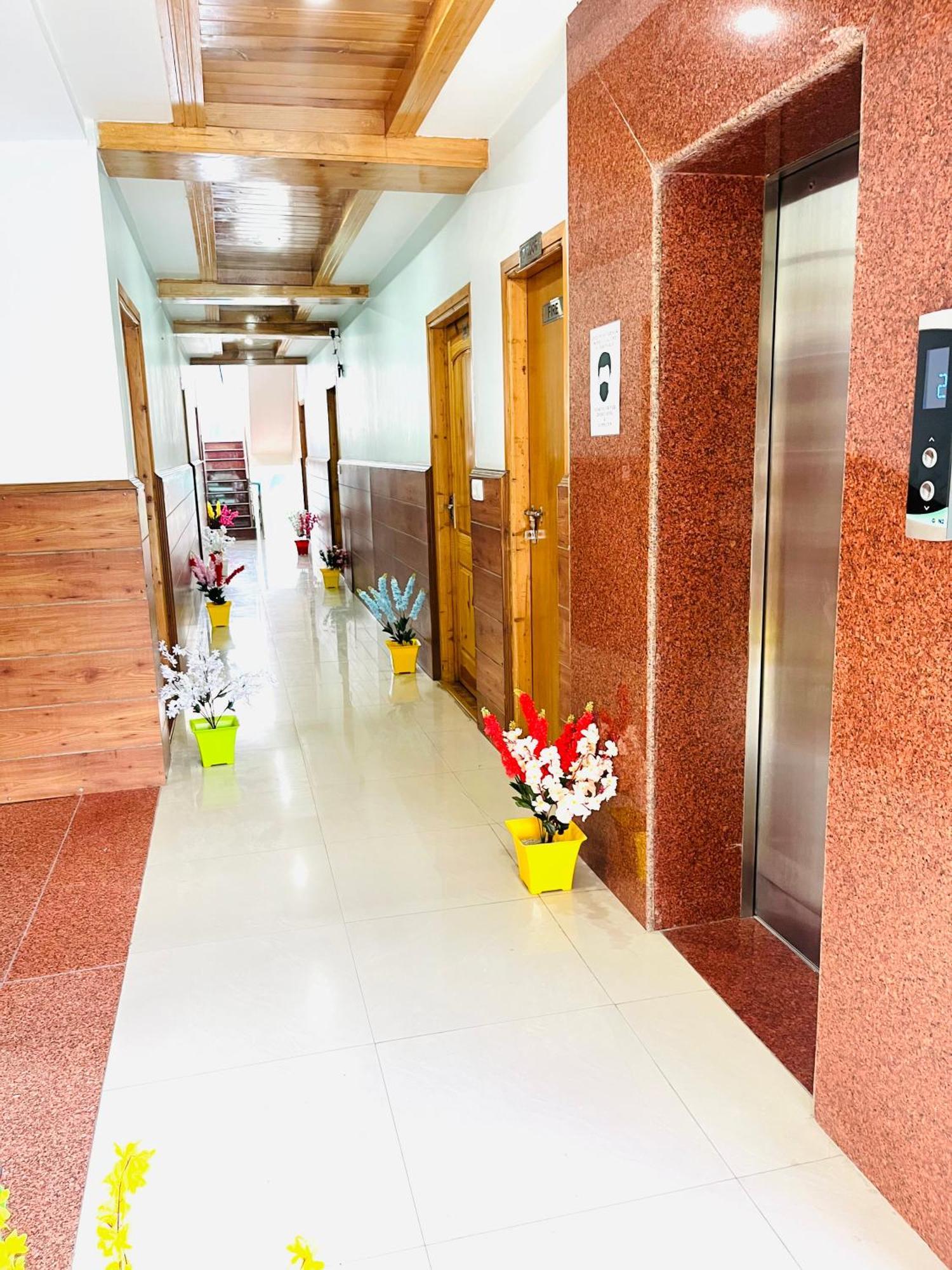 Vista Resort, Manali - ! Near Mall Road !! Hot & Cold Ac Rooms !! Best Selling !! Big Parking !! Luxury Collection !! Open Terrace !! Lift !! Playing Zone !! Property Of The Year ! Extérieur photo